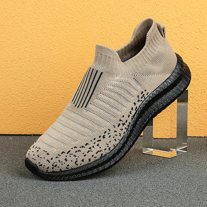 A Lazy Man Wears Flat Walking Shoes on One Foot Breathable Sneakers Fashion Comfortable Casual Shoe Masculin Zapatillas Hombre