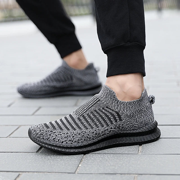 A Lazy Man Wears Flat Walking Shoes on One Foot Breathable Sneakers Fashion Comfortable Casual Shoe Masculin Zapatillas Hombre