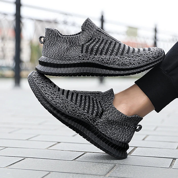 A Lazy Man Wears Flat Walking Shoes on One Foot Breathable Sneakers Fashion Comfortable Casual Shoe Masculin Zapatillas Hombre