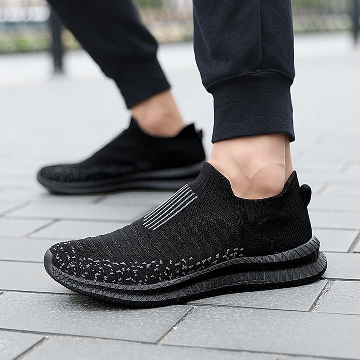 A Lazy Man Wears Flat Walking Shoes on One Foot Breathable Sneakers Fashion Comfortable Casual Shoe Masculin Zapatillas Hombre