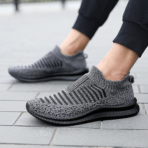A Lazy Man Wears Flat Walking Shoes on One Foot Breathable Sneakers Fashion Comfortable Casual Shoe Masculin Zapatillas Hombre
