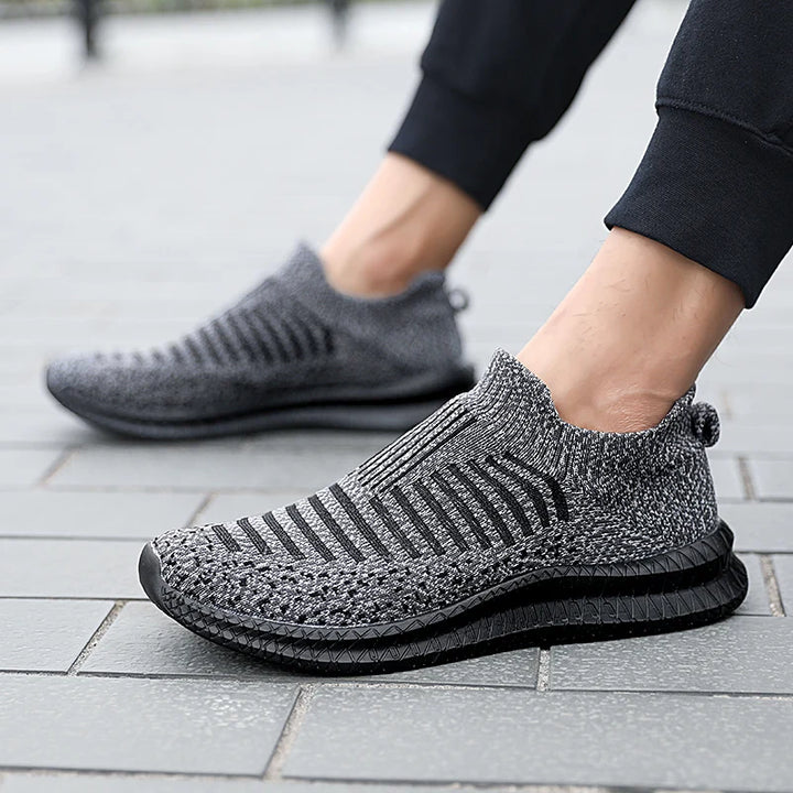 A Lazy Man Wears Flat Walking Shoes on One Foot Breathable Sneakers Fashion Comfortable Casual Shoe Masculin Zapatillas Hombre