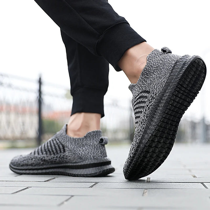 A Lazy Man Wears Flat Walking Shoes on One Foot Breathable Sneakers Fashion Comfortable Casual Shoe Masculin Zapatillas Hombre